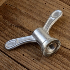 Flügelmutter, Aluminium, "RENAK" FG 9.5mm,  für Hinterachse, orig. Altbestand, lange Ausf. 