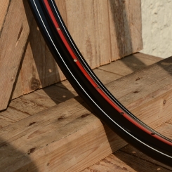 Fahrradfelge 28" x 1,75 (ISO/ETRTO 622mm), Alu, schwarz, 36 Loch, Dek.11 rot weiss