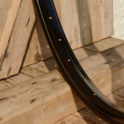 Felge 28" x 1 1/2  (635) WESTWOOD Profil, Stahl schwarz lackiert, gold liniert, 36 Loch, 38mm breit, Bohrung 4,5mm 