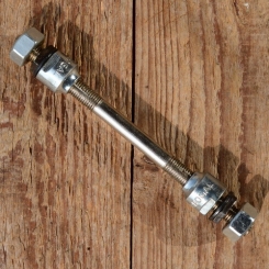 Achse Vorderrad, L=127mm, FG 7.9mm, incl. Konen u. Achsmuttern 