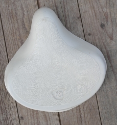 Satteldecke,  Hartgummi, weiß,  mit NSU-Prägung, passend für frühe Quicklys. 