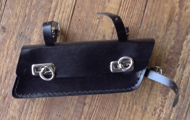 Werkzeugtasche, Lefa, schwarz, Trapezform, Beschläge vernickelt, passend für viele Herrenradklassiker 