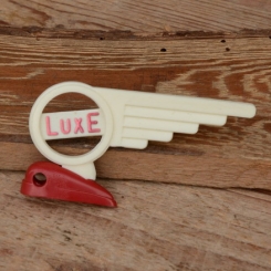 Schutzblechfigur "LUXE",  Kunststoff, für Schutzblech Überlaufstrebe, orig. Altbestand 