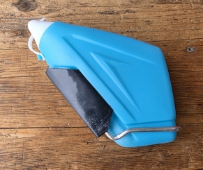 Trinkflasche "AERO", incl. Halter, flache aerodynamische Form, blau, Kunststoff, orig. Altbestand. Ein Highlight aus der Aerodynamic-Ära der frühen 80 