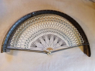 Rocknetz gem. Foto, frühe Quadranten Ausführung,  passend für 28" Räder der 00-30er Jahre, beige-grün 