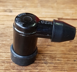 Zündkerzenstecker schwarz, alte Ausführung, nicht entstört, geschraubter Messingeinsatz, beidseitig gedichtet ! 