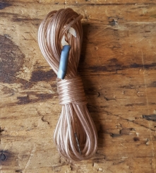 Kabel f. Rücklicht, transparent, orig. Altbestand, 1 Ende verzinnt, eins mit Blechhaken, typisches Kabel der 50-60er Jahre  