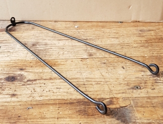 Strebe  26 x 2.00", Ausf. ähnl. Schlaufenstrebe, schwarz, 4 mm Draht,  Achsbefestigung, B=70mm, L=360mm 