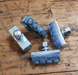 Bremsklötze für Sport und Tourenradklassiker,  orig. Satz 4 Stück, kompl. Gummi mit Schuh und Hutmutter gem. Bild. 