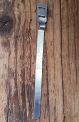 Kabelbinder, ALU, orig. Altbestand 30-60er Jahre, Ausführung mit Doppelschlitz und Ausbuchtung f. Zughülle.  