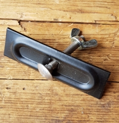 Gepäckträgerhalterung, schwarz mit Schraube. Solides 80 x 25 mm Blech, zur Befestigung alter Gepäckträger am Fahrrad 