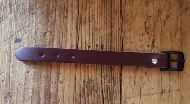 Lederriemchen 13,5 cm, rotbraun, zur Werkzeugtaschen-Montage,  Schließe schwarz, s. Bild    