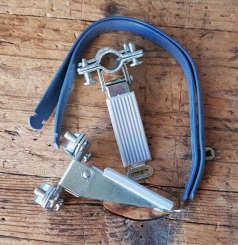 Fußruhen Satz f. Kindersitz, Gummi schwarz, glanzverzinkt, für Hinterbaumontag, Original alte Neuware der 60-70er Jahre.     