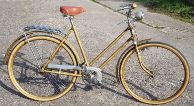 Damenfahrrad "STANDARD", 28 Zoll, Bj. 50er Jahre, schicker Alltagsklassiker, Zustand siehe Bilder.   