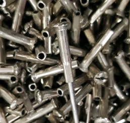 Speichennippel f. Holzfelgen, flacher Linsenkopf, 2mm, D-Schaft=4.0mm, L=22mm, vernickelt, orig. Vorkriegsware! 