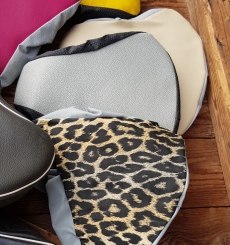 Sattelbezug , Sitzfläche hellgrau, ähnl. Abbildung, NOS, orig. aus altem Bestand 60-80er Jahre 