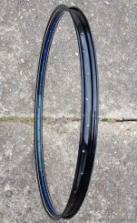 Felge 28 x 1,75, blau/weiß liniert, 36-loch, alter Neuware mit partiell leichter Lagerpatina, s. Bilder 