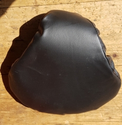 Sattelbezug schwarz, neu aus älterem Bestand, ca. 25 x 20 cm Innenmaß, Kunstleder gepolstert 