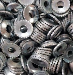 Unterlegscheibe für Nabe mit max. 8 mm Achse, gewölbt u. gezahnt für besten Halt des Vorderrades, verzinkt, D: 20 / 8,3 mm, 1 Stück    