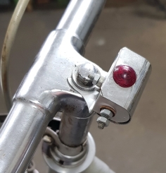 Rücklicht Kontrollampe orig. Zubehörteil aus den 50er/60er Jahren, Befestigung an der Lenkerklemmschraube 