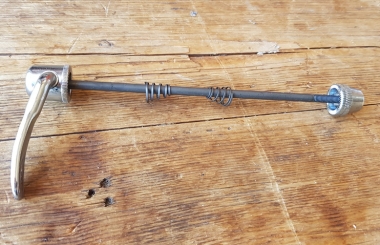 Typ Shimano (ungemarkt)  - Schnellspanner für Hinterradnabe mit ca. 135 mm Einbaumaß,   NOS 80/90er Jahre  