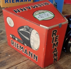 Scheinwerfer "Riemann" PTR 145S, orig. 30-40er Jahre,  mit schaltbarer Standlichtfunktion über einzulegende Batterie, rare alte Neuware! 