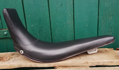 Sattel Bonanza/Polo (Bananensattel), rar NOS 70er Jahre !; schwarz, 47 cm lang, hinten hochgezogen 