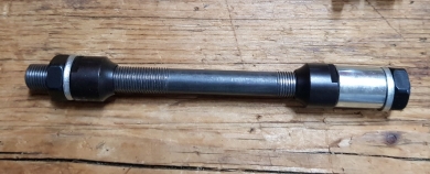Achse Hinterrad, Rennrad, Sportrad mit Kettenschaltung und Schnellspanner,  L=142,5 mm,  D: 10 mm, incl. Konen u. Kontermuttern     