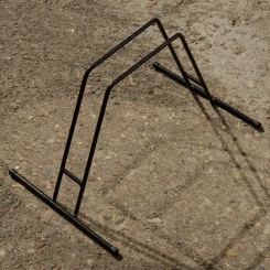 Ausstellungs Ständer, Stahl schwarz, Länge 58cm Breite 30cm Höhe 27cm,  Maulweite ca. 5cm 