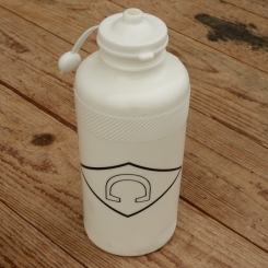 Trinkflasche " C ", weiss, Kunststoff, orig. Altbestand 