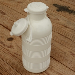 Trinkflasche, ohne Aufdruck, weiß, Kunststoff, mit Brause, orig. Altbestand, NOS 