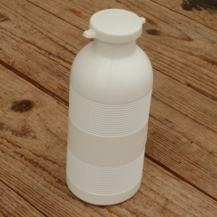 Trinkflasche "UNIVERSELL", f. Trikottasche, weiß, Kunststoff, orig. Altbestand, 60/70er Jahre 