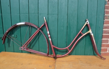 Fahrradrahmen "Presto" Damenausführung, 28 Zoll, Linierung gold/weiß mit Strahlenkopf 