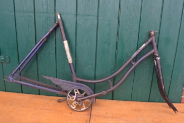 Fahrradrahmen "Eska", Damenausführung, 28 Zoll, 30er Jahre, Farbe blau mit Linierung in gold 