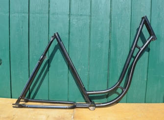 Fahrradrahmen Fabrikant unbekannt, muffenlos gearbeitet, Damenausführung, Linierung blau/weiß 