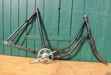 Fahrradrahmen "NSU-Opel", 26 Zoll, Damenausf., mit Steuerkopfschild und Glockentretlager sowie Bandfeststeller 