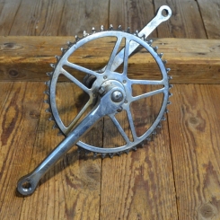 Tretlager Keilausführung "BSA" Sporttretlager der 50er Jahre mit geschraubtem Kettenrad, Achslänge 134 mm, Kurbellänge 170 mm.  