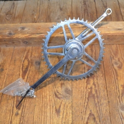 Tretlager Keilausführung "Dürkopp", für Sportrad, 50er Jahre, mit Einschraubschalen, Achslänge 130 mm, Kurbellänge 170 mm.  