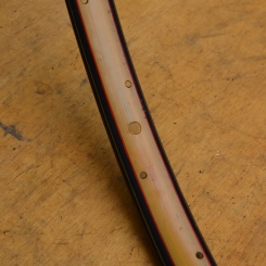 Wulstfelge 28 x 1 ½ (635), Holzdekor, rot liniert, Breite 33 mm, Außendurchmesser ca. 650 mm, 32-loch! 