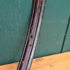 Felge 28 x 1,75, (622) für Drahtbereifung, 36-loch, schwarz, Linierung rot/weiß, 