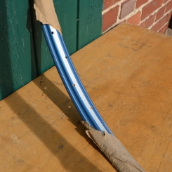 Felge 28 x 1,75 für Drahtbereifung, 36-loch, Breite 36 mm, blau metallic, silber liniert, 