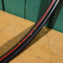 Felge 28 x 1,75 für Drahtbereifung, 36-loch, Breite 37 mm, schwarz, Linierung rot/weiß 
