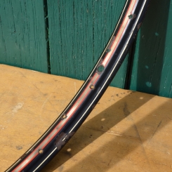 Felge 28 x 1,75 für Drahtbereifung, 36-loch, Breite 35 mm, schwarz, Linierung rot/weiß geflammt 