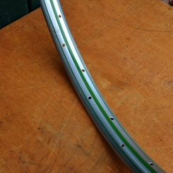 Wulstfelge 24 x 1 ½, 36-loch, Breite 33 mm, Silber, Linierung grün, NOS 