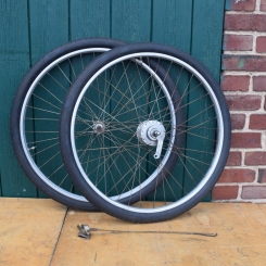 Laufradsatz 26 Zoll bereift. Alu-Felgen, Breite 30 mm, Bereifung 26 x 1,75 "Kenda" 