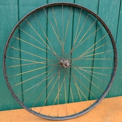 Laufrad vorne 28 Zoll, 28 x 1,5 Wulstfelge, Speichen rostig, Linierung blau/weiß, 