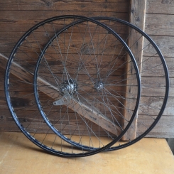 Laufradsatz 28 x 1,5 für Wulstbereifung 1938, Linierung blau weiß geflammt, Breite 33 mm, Einbaumaß 95/110 mm 