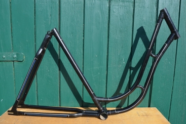 Fahrradrahmen Damenrad, 28 Zoll, Fabrikat unbekannt. Vor Jahrzehnten neu lackiert und handliniert, 