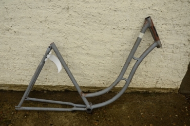 Fahrradrahmen "Opel", Damenausf., muffenlos, 28 Zoll, Rahmenhöhe = 53 cm, vor Jahren grundiert 