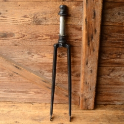 Gabel 28 Zoll, mit Lager, Scheidenlänge 375 mm, Weite oben 45 mm, 80er Jahre. Zustand siehe Bilder.  